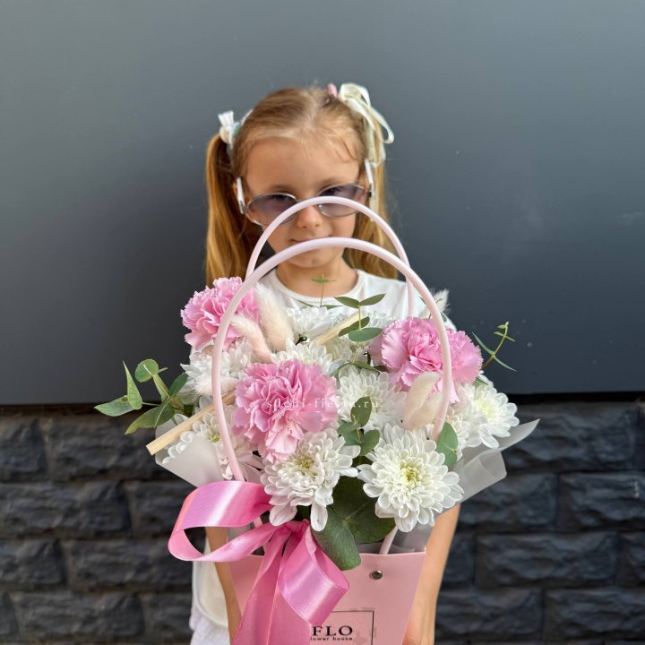 Сумочка из стойких хризантем и диантуса в Рязани