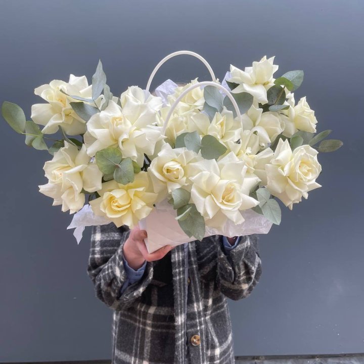 15 белых роз в сумочке в Рязани