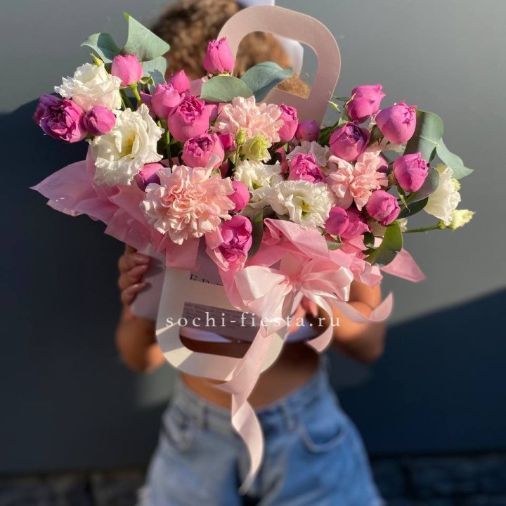 Сумочка с кустовой розой и диантусами в Рязани