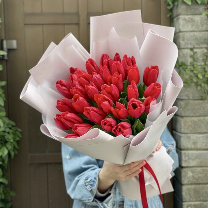 35 красных тюльпанов в Рязани